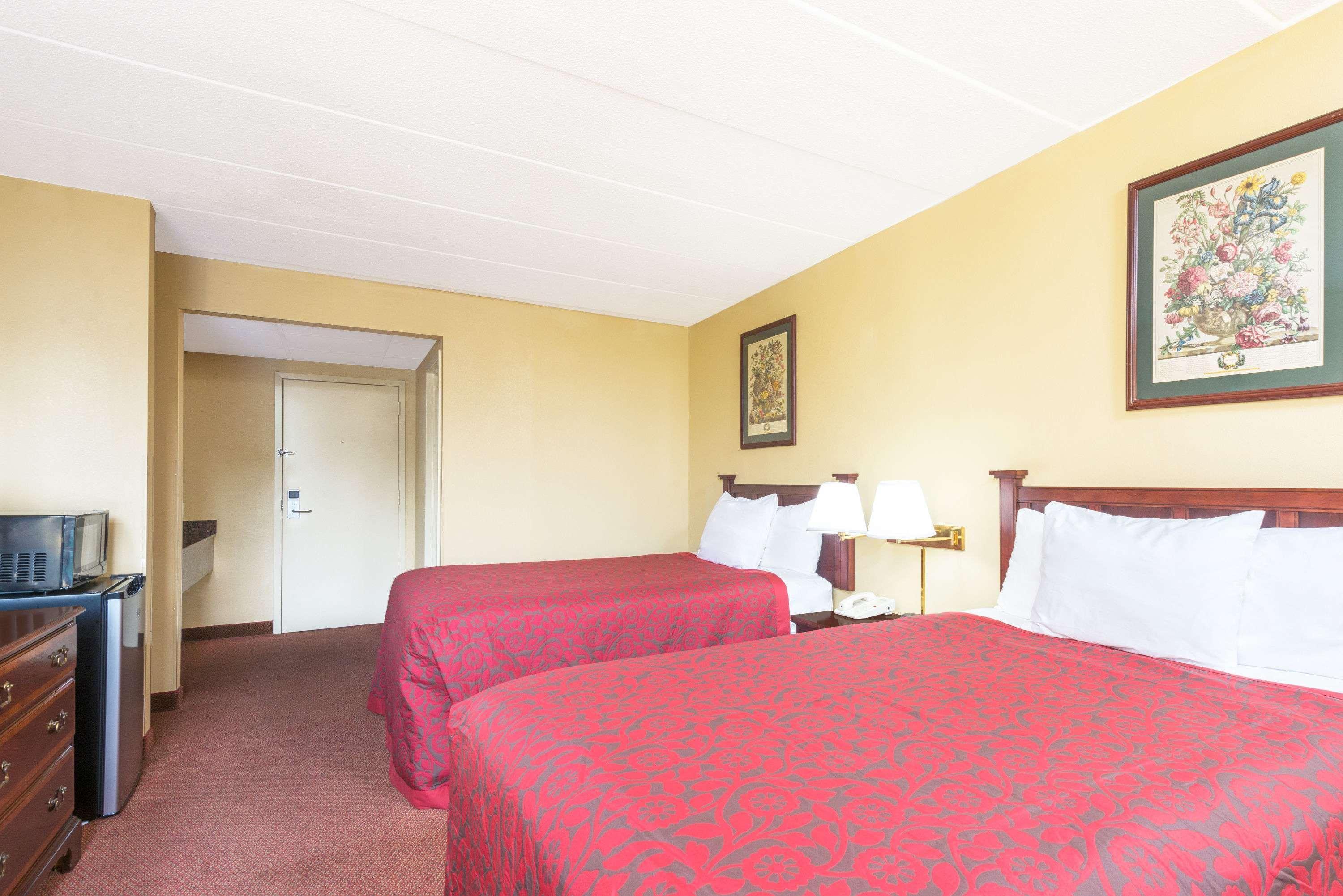 Days Inn By Wyndham Hagerstown I-70 Экстерьер фото