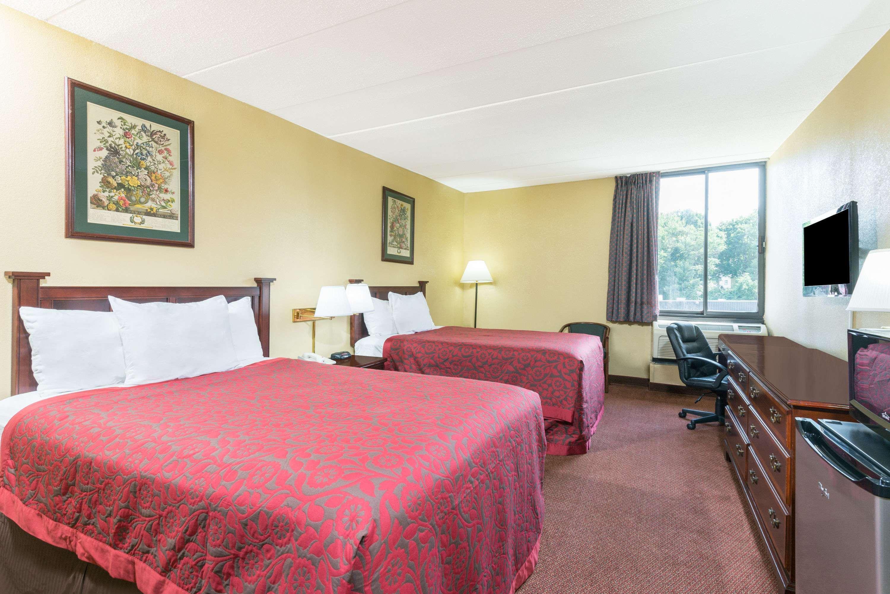 Days Inn By Wyndham Hagerstown I-70 Экстерьер фото
