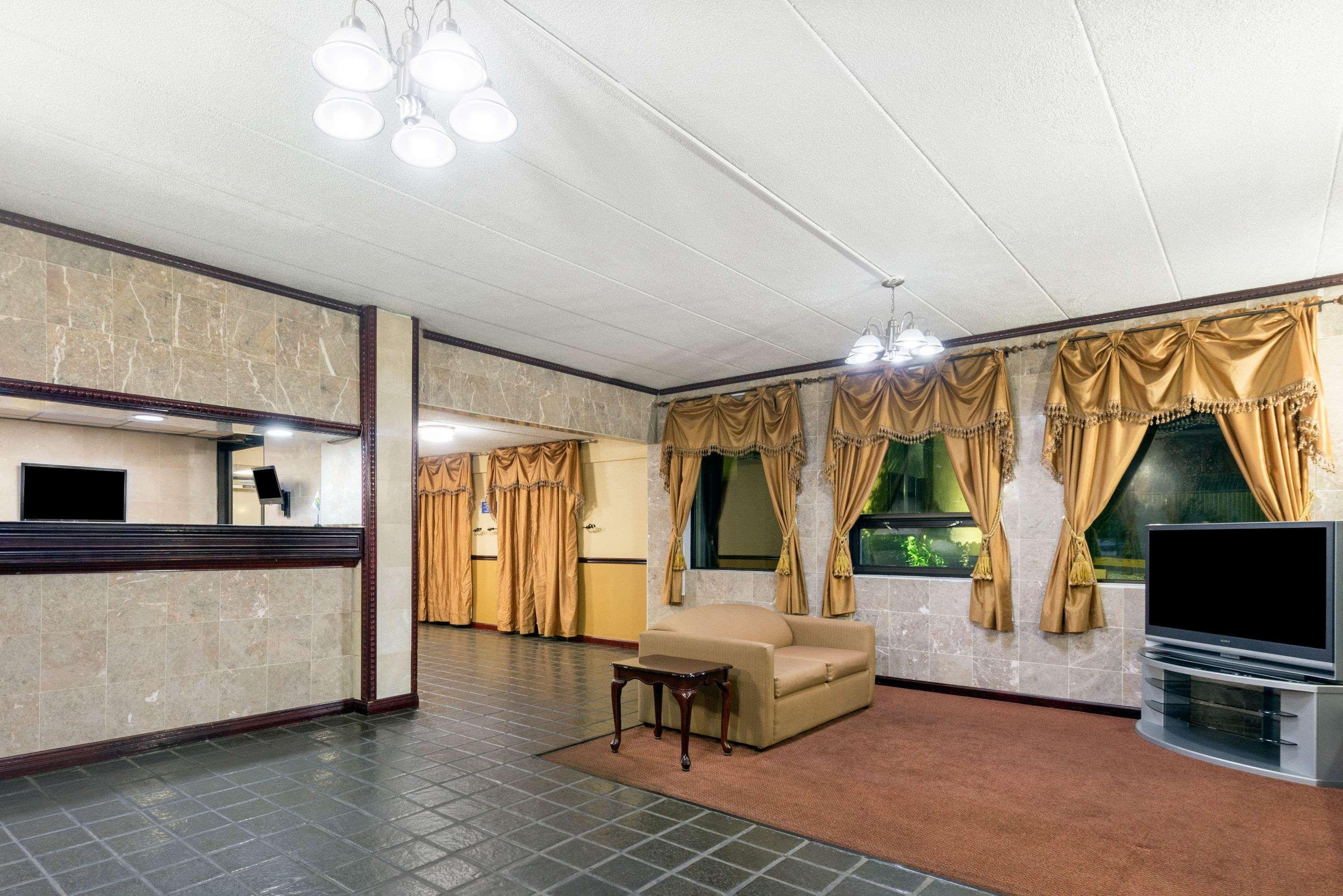 Days Inn By Wyndham Hagerstown I-70 Экстерьер фото