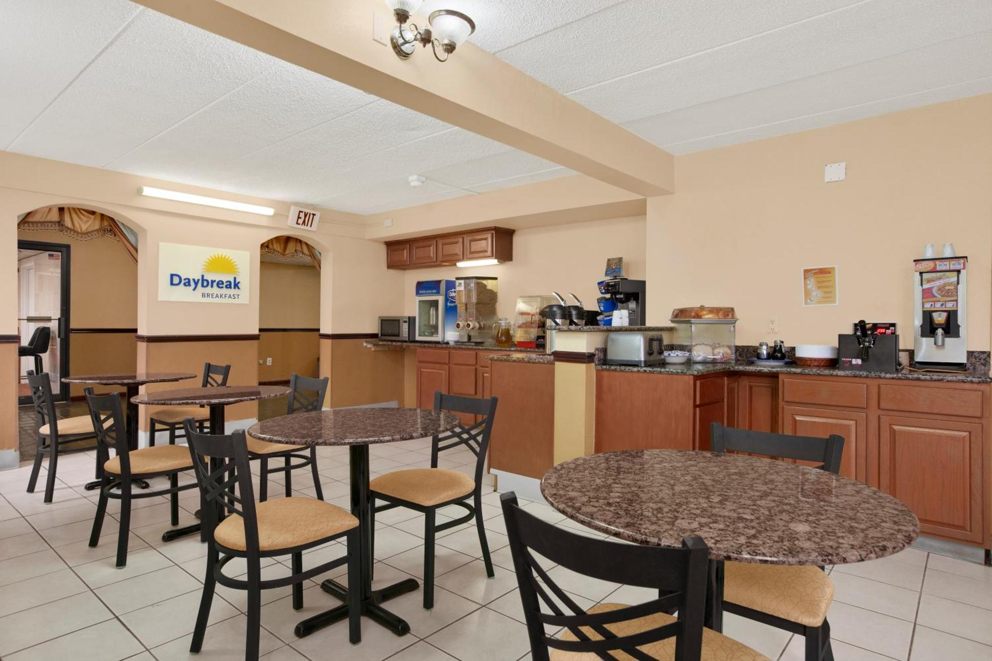 Days Inn By Wyndham Hagerstown I-70 Экстерьер фото
